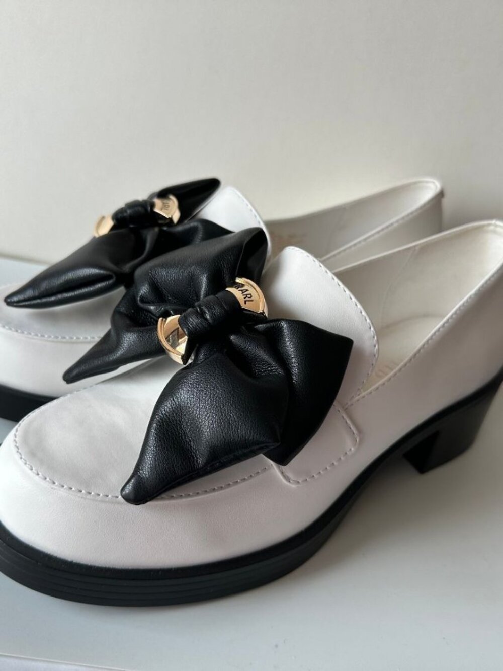 KARL LAGERFELD PARIS Camilia Fan Bow White Loafers With Black Bow Shoes Size 7.5